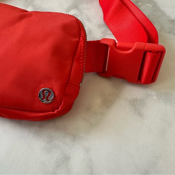 Lululemon Red Everywhere Belt Bag 1L NWOT - Picture 2 of 6